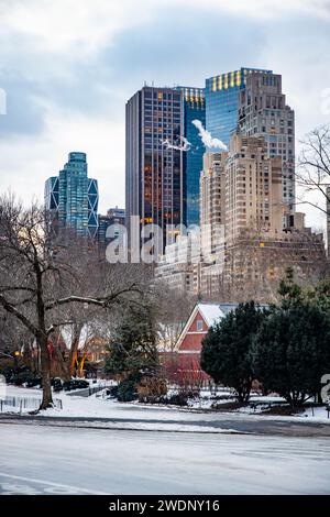 Winterblick auf die Gebäude in Manhattan bei malerischem Sonnenuntergang vom Central Park New York Stockfoto
