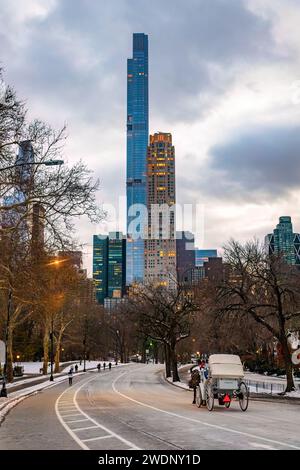 Vintage-Winterblick auf die Gebäude im Stadtbild von Manhattan vom Central Park aus mit einer Pferdekutsche in New York Stockfoto