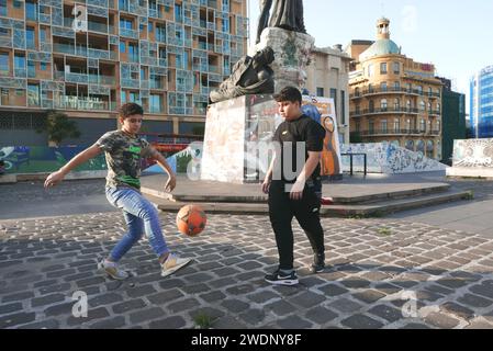 Beirut, Libanon. Januar 2024. Eine Gruppe von Jugendlichen spielt am 20. Januar 2024 um das Märtyrerdenkmal in der Innenstadt von Beirut, Libanon. Libanesischer Mohamad und Anwar, aus Beirut, syrischer Ahmed, Abed und Khaled, aus Raqqa, Dara und Homs und Little Palestinian Omar (alle fiktiven Namen) verbringen ihren Samstag zusammen, um auf eine bessere Zukunft zu hoffen. (Foto: Elisa Gestri/SIPA USA) Credit: SIPA USA/Alamy Live News Stockfoto