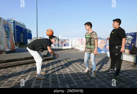 Beirut, Libanon. Januar 2024. Eine Gruppe von Jugendlichen spielt am 20. Januar 2024 um das Märtyrerdenkmal in der Innenstadt von Beirut, Libanon. Libanesischer Mohamad und Anwar, aus Beirut, syrischer Ahmed, Abed und Khaled, aus Raqqa, Dara und Homs und Little Palestinian Omar (alle fiktiven Namen) verbringen ihren Samstag zusammen, um auf eine bessere Zukunft zu hoffen. (Foto: Elisa Gestri/SIPA USA) Credit: SIPA USA/Alamy Live News Stockfoto