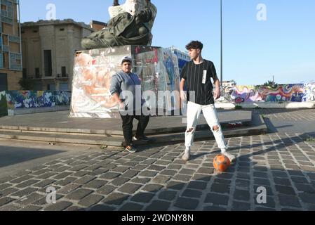 Beirut, Libanon. Januar 2024. Eine Gruppe von Jugendlichen spielt am 20. Januar 2024 um das Märtyrerdenkmal in der Innenstadt von Beirut, Libanon. Libanesischer Mohamad und Anwar, aus Beirut, syrischer Ahmed, Abed und Khaled, aus Raqqa, Dara und Homs und Little Palestinian Omar (alle fiktiven Namen) verbringen ihren Samstag zusammen, um auf eine bessere Zukunft zu hoffen. (Foto: Elisa Gestri/SIPA USA) Credit: SIPA USA/Alamy Live News Stockfoto