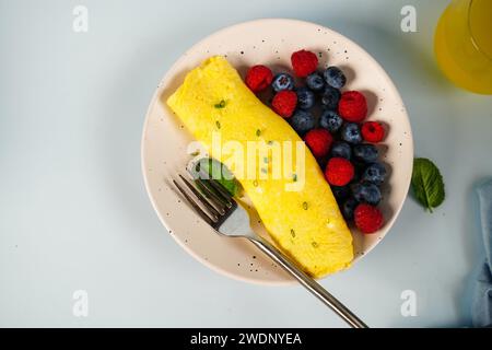 Hausgemachtes klassisches französisches Omelett mit frischem Obst Stockfoto