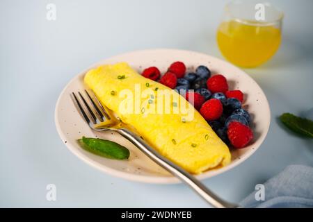 Hausgemachtes klassisches französisches Omelett mit frischem Obst Stockfoto