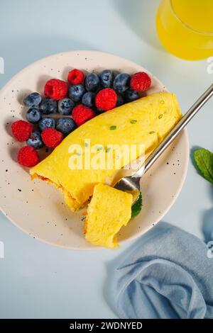 Hausgemachtes klassisches französisches Omelett mit frischem Obst Stockfoto