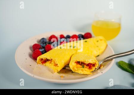 Hausgemachtes klassisches französisches Omelett mit frischem Obst Stockfoto