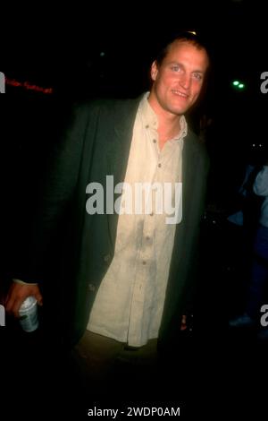 Am 2. Dezember 1996 nimmt der Schauspieler Woody Harrelson am 2. Dezember 1996 an der Premiere von Columbia Pictures ÒThe People vs. Larry FlyntÓ im Mann Village Theatre in Los Angeles, Kalifornien, USA Teil. Foto: Barry King/Alamy Stock Photo Stockfoto