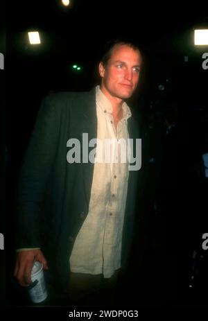 Am 2. Dezember 1996 nimmt der Schauspieler Woody Harrelson am 2. Dezember 1996 an der Premiere von Columbia Pictures ÒThe People vs. Larry FlyntÓ im Mann Village Theatre in Los Angeles, Kalifornien, USA Teil. Foto: Barry King/Alamy Stock Photo Stockfoto