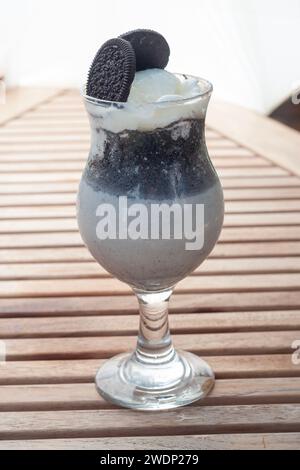 Biscuit Blend Drinks werden aus dem Mischen von Milchshakes mit Schokoladenkeksen hergestellt Stockfoto