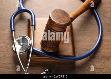 Rechtsbegriff. Hammer und Stethoskop auf Holztisch, Nahaufnahme Stockfoto