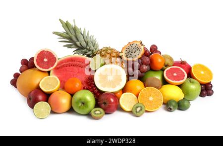 Verschiedene reife Früchte und Beeren isoliert auf weiß Stockfoto