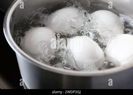 Hühnereier kochen in einem Topf, Nahansicht Stockfoto