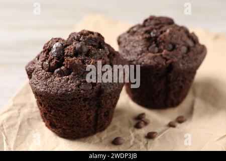 Leckere Schokoladen-Muffins auf dem Lichttisch, Nahaufnahme Stockfoto