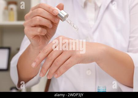 Dermatologe, der kosmetisches Mittel im Labor prüft, Nahaufnahme Stockfoto