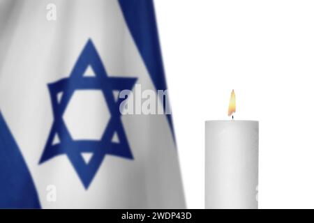 Brennende Kerze und Flagge von Israel auf weißem Hintergrund Stockfoto