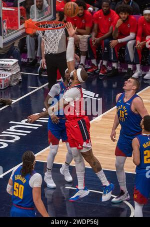Washington, USA. Januar 2024. WASHINGTON, DC – 21. JANUAR: Daniel Gafford (21), das Washington Wizards Center, überwindet den Wachmann Kentavious Caldwell-Pope (5) von Denver Nuggets, um einen Schuss während eines NBA-Spiels zwischen den Washington Wizards und den Denver Nuggets am 21. Januar 2024 in der Capital One Arena in Washington, DC zu machen. (Foto: Tony Quinn/SipaUSA) Credit: SIPA USA/Alamy Live News Stockfoto