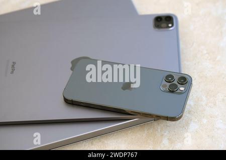 KIEW, UKRAINE - 4. MAI 2023: Apple Marken Geräte iphone und ipad liegen auf macbook Body Nahaufnahme Stockfoto