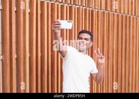 Latein-Mann, der ein Selfie mit Zahnspangen nimmt Stockfoto