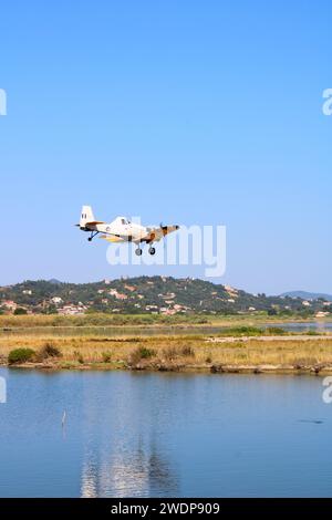 PZL-Mielec M-18 Dromader, Feuerlöschflugzeug, das von der griechischen Luftwaffe eingesetzt wird, die am Flughafen Ioannis Kapodistris in Korfu landet Stockfoto