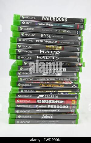 Xbox One Videospiele stapelbar vertikal – Wales, Großbritannien – 21. Januar 2024 Stockfoto