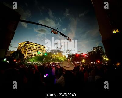 Im Zentrum von El Paso trifft sich eine Menschenmenge zur Winterfestparade 2023. Stockfoto