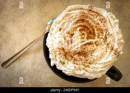 Eine große Tasse mexikanische heiße Schokolade in Coronado, Kalifornien. Stockfoto