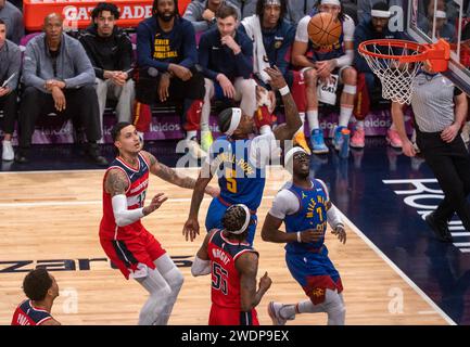 Washington, USA. Januar 2024. WASHINGTON, DC – 21. JANUAR: Kentavious Caldwell-Pope (5) der Denver Nuggets-Wachmann segelt am 21. Januar 2024 in der Capital One Arena in Washington, DC, während eines NBA-Spiels zwischen den Washington Wizards und den Denver Nuggets. (Foto: Tony Quinn/SipaUSA) Credit: SIPA USA/Alamy Live News Stockfoto