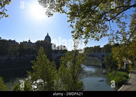 Ponte Principe Brücke auf dem tiber an einem sonnigen Tag mit der Basilika San Giovanni dei Fiorentini im Hintergrund – Rom, Italien – 1. November 2022 Stockfoto