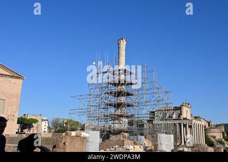 Arbeiter auf Gerüsten, die Reparaturen an einer Säule im Forum Romanum durchführen – Rom, Italien – Oktober 31 2022 Stockfoto