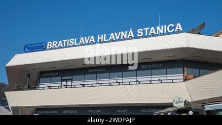 Bratislava, Slowakei - 20. Januar 2024 : Hauptbahnhof oder Hauptbahnhof von Bratislava. (Bratislava hlavna stanica). Slowakei. Stockfoto