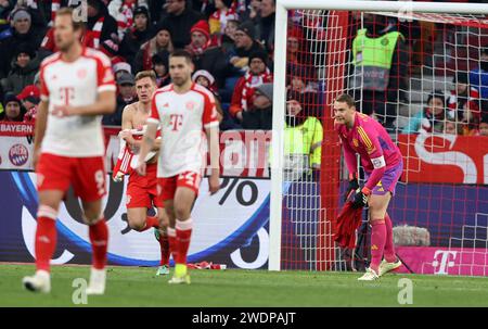 Enttäuscht nach dem Treffer von Mitchel Weiser von Werder Bremen Manuel neuer von Bayern München Joshua Kimmich von Bayern München Matthijs de Ligt vom FC Bayern München Fussball 1 . Bundesliga Saison 2023 / 2024 FC Bayern München - SV Werder Bremen © diebilderwelt / Alamy Stock Stockfoto