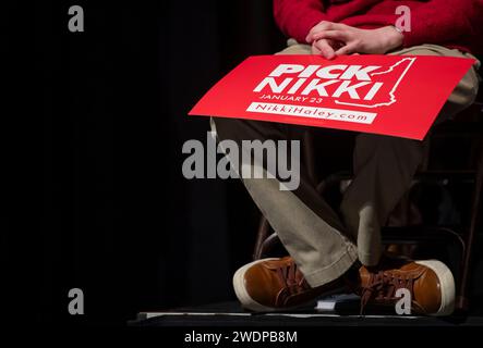 Exeter, Usa. Januar 2024. Ein junger Unterstützer hält ein Schild mit überkreuzten Beinen vor dem Wahlkampf des Gouverneurs und republikanischen Präsidentschaftskandidaten Nikki Haley am 21. Januar 2024 in Exeter, New Hampshire. Haley hofft, den ehemaligen US-Präsidenten Donald J. Trump in der bevorstehenden New Hampshire Primary nach dem Rückzug des Gouverneurs von Florida Ron DeSantis aus der republikanischen Präsidentschaftswahlen zu verdrängen. Foto: Amanda Sabga/UPI Credit: UPI/Alamy Live News Stockfoto