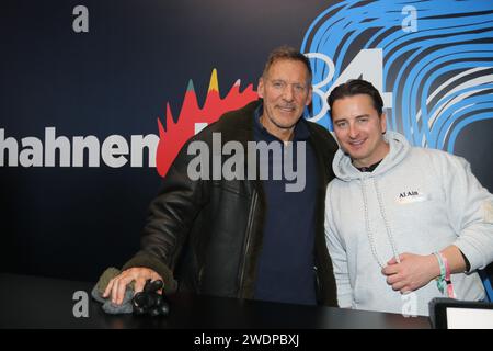 KITZBÜHEL, Österreich. , . Ralf MOELLER, deutscher Schauspieler und Bodybuilder und Herr Universum posiert mit Sänger Andreas Georg Gabalier von Österreich KITZ - Race Club - die VIP Lounge des HAHNENKAMM-SKI ALPINE Herren Abfahrtswochenendes, - Hahnenkamm Rennen, gebührenpflichtiges Bild - Foto: © Arthur THILL ATP Images (THILL Arthur/ATP/SPP) Credit: SPP Sport Pressefoto. /Alamy Live News Stockfoto