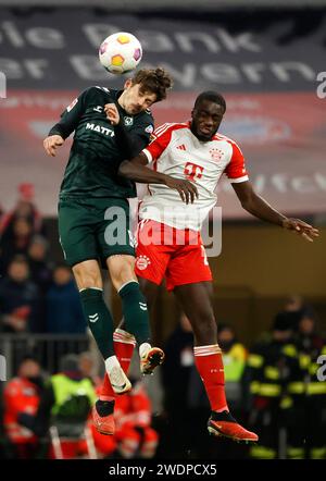 München, Deutschland. Januar 2024. Dayot Upamecano (R) von Bayern München streitet mit Dawid Kownacki beim Fußball-Spiel der Bundesliga zwischen Bayern München und dem SV Werder Bremen am 21. Januar 2024 in München. Quelle: Philippe Ruiz/Xinhua/Alamy Live News Stockfoto