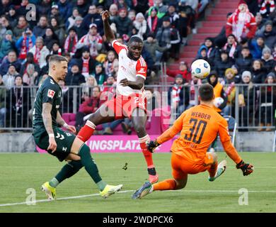 München, Deutschland. Januar 2024. Dayot Upamecano (C) von Bayern München führt den Ball beim Fußball-Erstliga-Spiel zwischen Bayern München und dem SV Werder Bremen am 21. Januar 2024 in München. Quelle: Philippe Ruiz/Xinhua/Alamy Live News Stockfoto