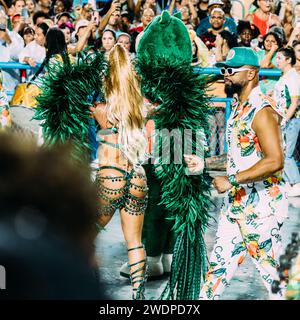 Proben im Rio de Janeiro Sambodromo der Samba School Mocidade vor dem Karneval im Februar 2024 mit einem Titellied über die berühmte Caju Frucht Stockfoto