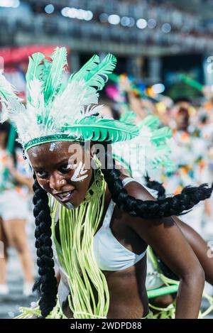 Proben im Rio de Janeiro Sambodromo der Samba School Mocidade vor dem Karneval im Februar 2024 mit einem Titellied über die berühmte Caju Frucht Stockfoto