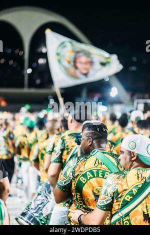 Proben im Rio de Janeiro Sambodromo der Samba School Mocidade vor dem Karneval im Februar 2024 mit einem Titellied über die berühmte Caju Frucht Stockfoto