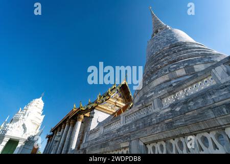 Bangkok, Thailand - 5. Dez. 2023: Niedriger Blick auf den Wat Rajapradit Sathitmahasimarama Tempel in Bangkok, Thailand. Stockfoto