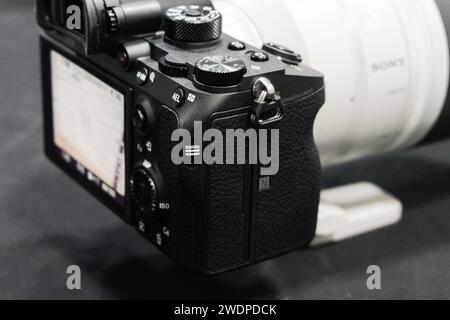 HCMC, VN - Januar 2024. Alpha A9 Spiegellose Kamera von Sony Stockfoto