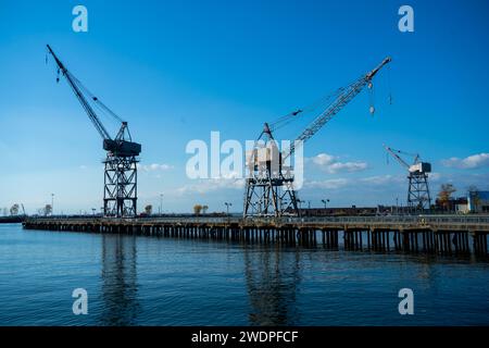 Alte Kräne am Ufer in Red Hook Brooklyn, New York Stockfoto