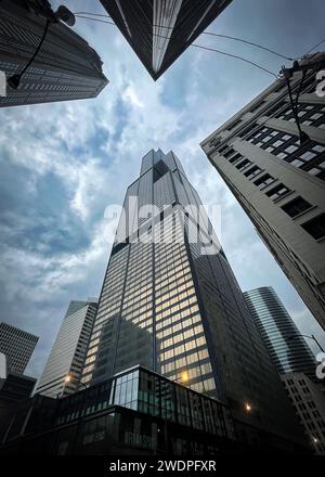 Blick auf den Willis Tower, ehemals Sears Tower, in der Innenstadt von Chicago, Illinois. Stockfoto