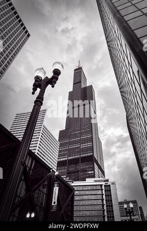 Blick auf den Willis Tower in der Innenstadt von Chicago, Illinois. Stockfoto