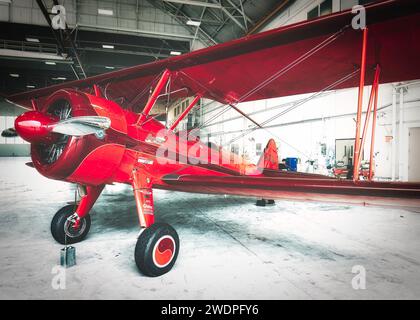 Der Doppeldecker Stearman von Vicky Benzing sitzt in einem Hangar auf der amerikanischen Airshow 2023 in Miramar, Kalifornien. Stockfoto