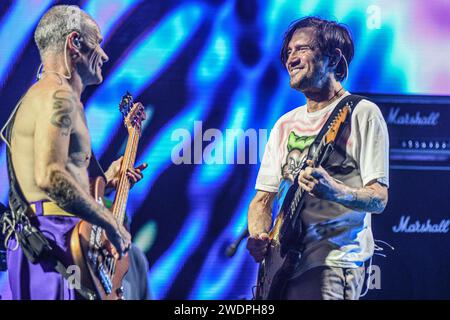 John Frusciante (Gitarre), Flea (Bass). Rote, Heiße Chili-Paprika. Lebt in Buenos Aires, Argentinien Stockfoto