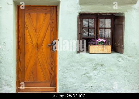 Alte Tür und Fenster an Steinmauer Stockfoto