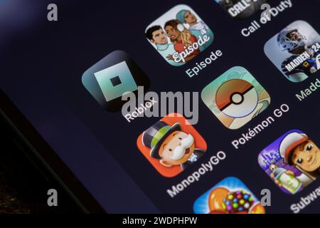 Verschiedene Apps für mobile Spiele sind auf einem iPhone zu sehen: Roblox, Episode, Call of Duty, Monopoly Go, Pokemon Go, Madden NFL 24, Candy Crush Saga und Subway ... Stockfoto