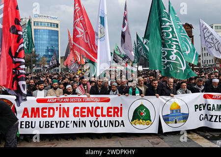 Diyarbakir, Türkei. Januar 2024. Die Demonstranten halten während der Kundgebung islamische Fahnen und ein Banner mit der Aufschrift „Aqsa Flood Support March“ und „Diyarbakirli Jugend auf dem Weg von Abu Ubaydah“. In Diyarbakir, einer Stadt mit einer großen kurdischen Bevölkerung in der Türkei, nahmen Tausende von Menschen an einer von der „Prophet Lieben Ones Foundation“ organisierten und von der radikalen islamistischen Partei der Freien Ursache (HUDA-PAR) unterstützten Kundgebung Teil. Die Teilnehmer skandierten Slogans gegen Israel und verlangten ein Ende der Angriffe auf das palästinensische Volk. (Foto: Mehmet Masum Suer/SOPA Images/SIPA USA) Credit: SIPA USA/Alamy Live News Stockfoto