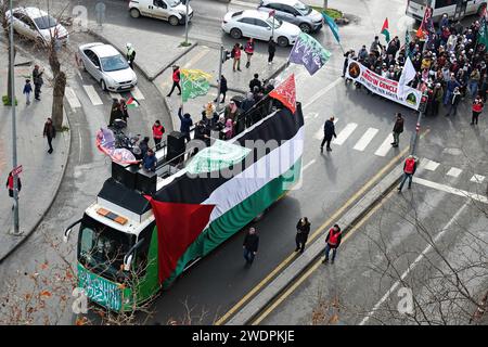 Diyarbakir, Türkei. Januar 2024. Tausende Demonstranten marschieren während der Demonstration durch die Stadt. In Diyarbakir, einer Stadt mit einer großen kurdischen Bevölkerung in der Türkei, nahmen Tausende von Menschen an einer von der „Prophet Lieben Ones Foundation“ organisierten und von der radikalen islamistischen Partei der Freien Ursache (HUDA-PAR) unterstützten Kundgebung Teil. Die Teilnehmer skandierten Slogans gegen Israel und verlangten ein Ende der Angriffe auf das palästinensische Volk. (Foto: Mehmet Masum Suer/SOPA Images/SIPA USA) Credit: SIPA USA/Alamy Live News Stockfoto