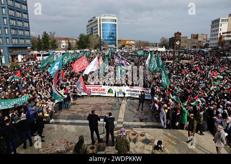 Diyarbakir, Türkei. Januar 2024. Tausende Demonstranten versammeln sich auf dem Dagkapi-Platz mit palästinensischen Fahnen während der Kundgebung. In Diyarbakir, einer Stadt mit einer großen kurdischen Bevölkerung in der Türkei, nahmen Tausende von Menschen an einer von der „Prophet Lieben Ones Foundation“ organisierten und von der radikalen islamistischen Partei der Freien Ursache (HUDA-PAR) unterstützten Kundgebung Teil. Die Teilnehmer skandierten Slogans gegen Israel und verlangten ein Ende der Angriffe auf das palästinensische Volk. (Foto: Mehmet Masum Suer/SOPA Images/SIPA USA) Credit: SIPA USA/Alamy Live News Stockfoto