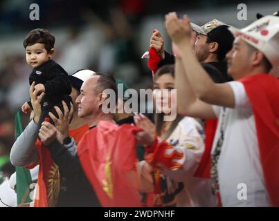 Doha, Katar. Januar 2024. Die Fans jubeln dem Team Kirgisistan beim Spiel der Gruppe F zwischen Kirgisistan und Saudi Arabien beim AFC Asiencup Katar 2023 in Doha, Katar, 21. Januar 2024. Quelle: Jia Haocheng/Xinhua/Alamy Live News Stockfoto
